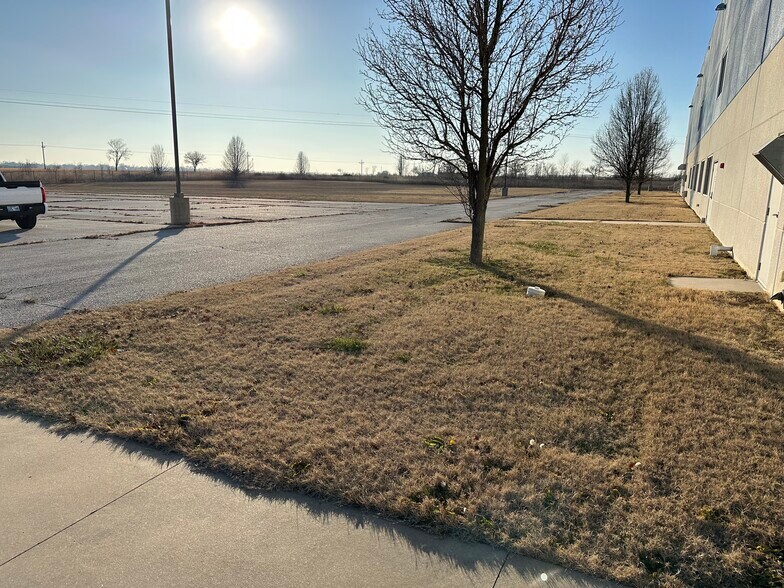More Photos Of 2976 S 614 Rd, Quapaw Manufacturing For Sale