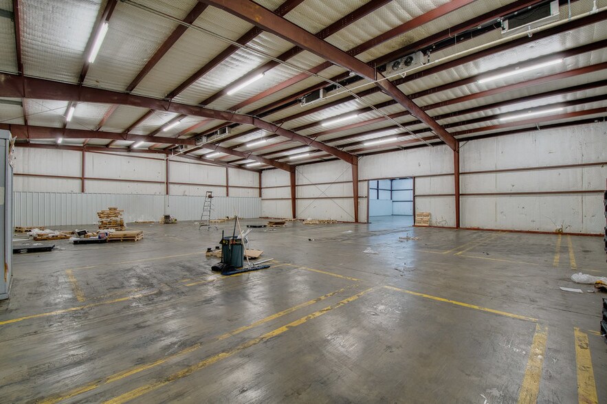 More Photos Of 1212 S Clay St, Ennis Manufacturing For Lease