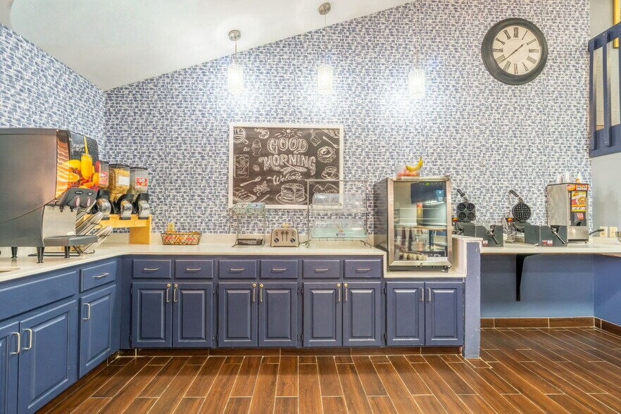 More Photos Of 4230 S Lewis Blvd, Sioux City Hotel For Sale