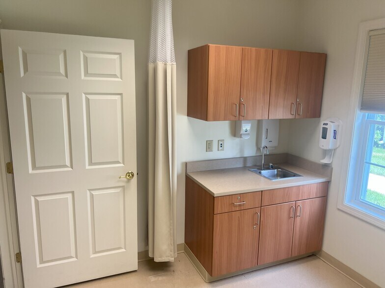 More Photos Of 21 Liberty Dr, Hebron Medical For Sale