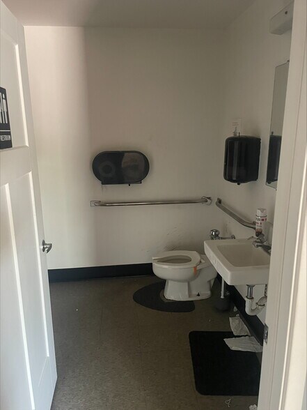 More Photos Of 5635 Commerce St, Lansing Warehouse For Lease