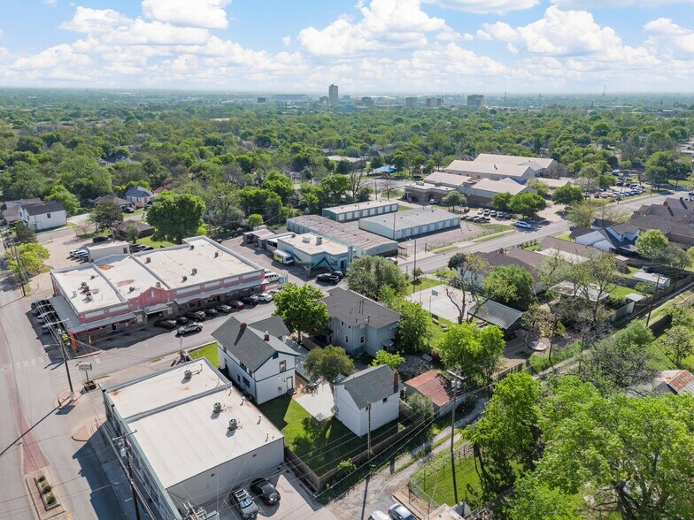 More Photos Of 1314 N 15th St, Waco General Retail For Sale