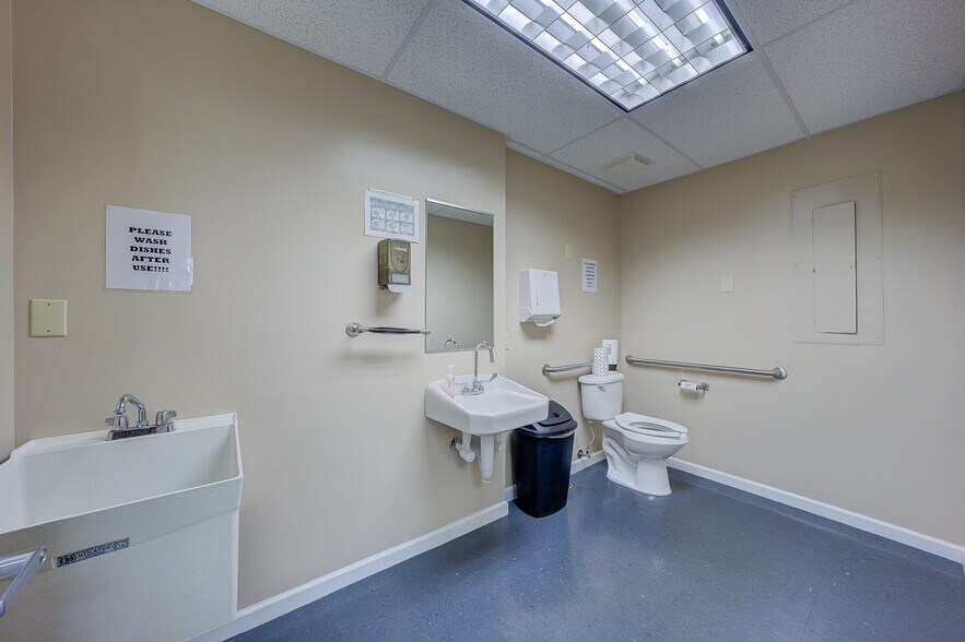 More Photos Of 5335 Peters Creek Rd, Roanoke Office For Sale