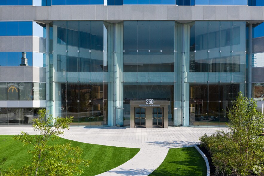 More Photos Of 250 W Pratt St, Baltimore Office For Lease