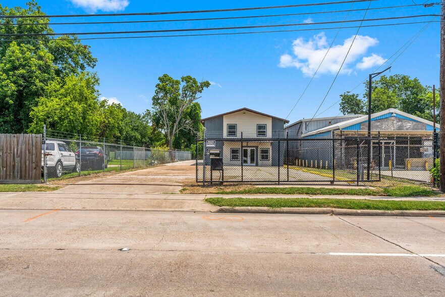 More Photos Of 6640 W Montgomery Rd, Houston Office For Sale