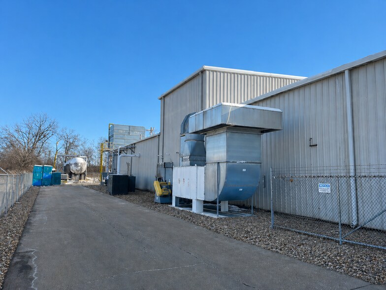 More Photos Of 2230 Stewart Rd, Muscatine Flex For Sale