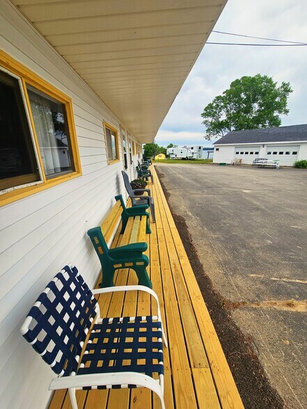 More Photos Of 24 Harris Point Rd, Eastport Hotel For Sale