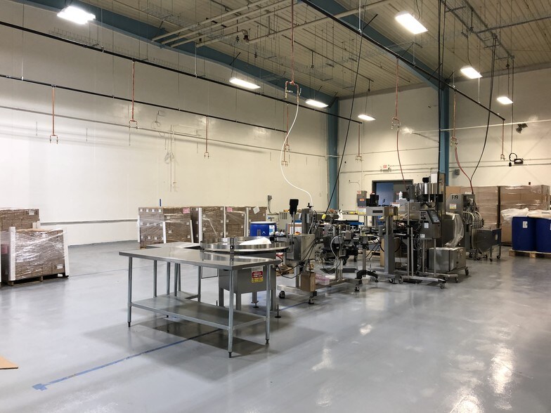 More Photos Of 40 Commercial Ave, Middletown Warehouse For Lease