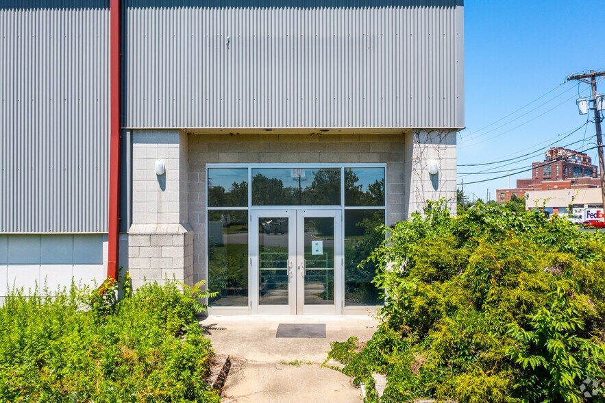 More Photos Of 302 Commerce Square Blvd, Burlington Warehouse For Lease