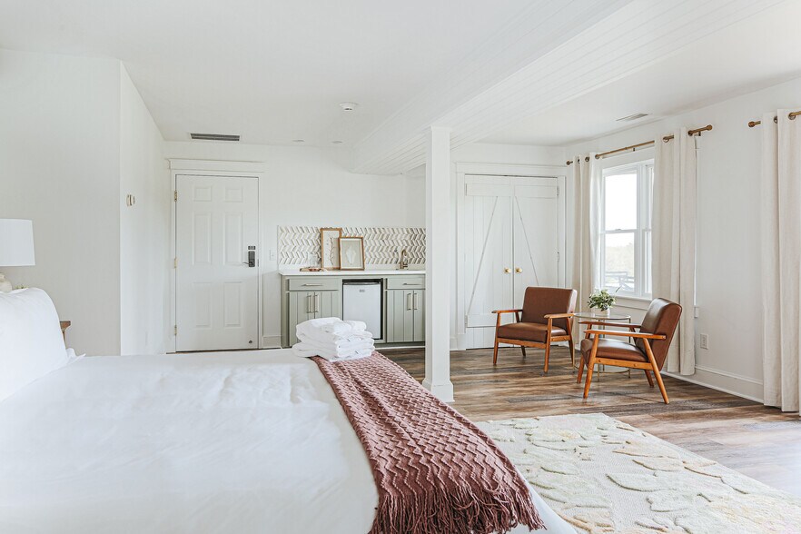 More Photos Of 1329 Commerce Rd, Staunton Hotel For Sale