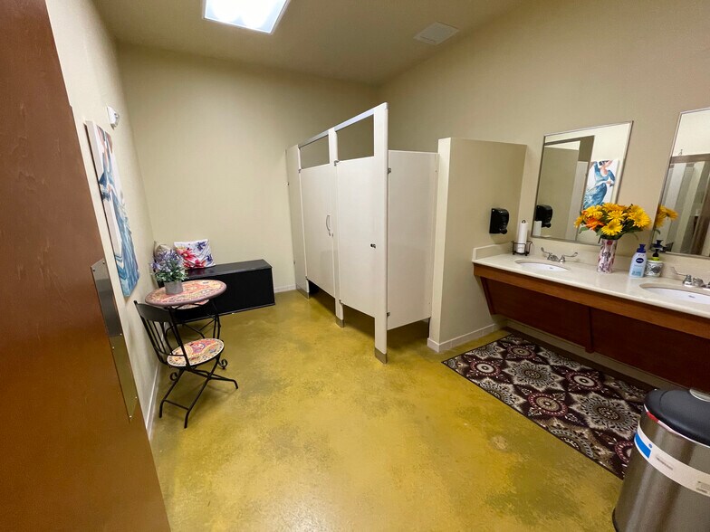 More Photos Of 1505 Airport Rd, Rockwall Flex For Lease