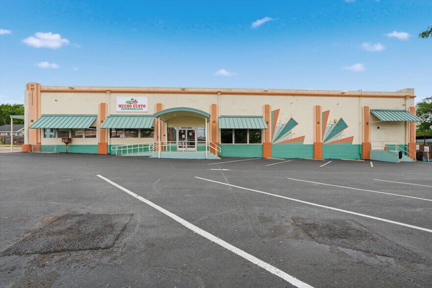 Primary Photo Of 1505 N 15th St, Waco Supermarket For Lease
