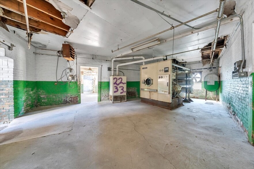 More Photos Of 231 S Colorado St, Salem Freestanding For Sale