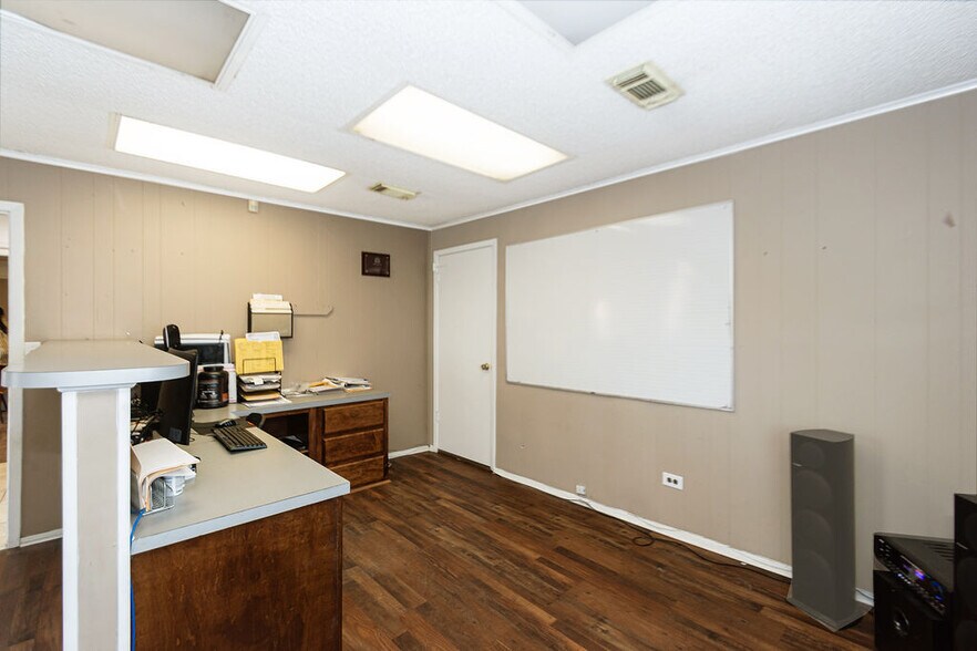 More Photos Of 120 E Mulberry St, Angleton Auto Dealership For Lease