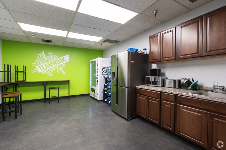 More Photos Of 1931 G St, Fresno Warehouse For Lease