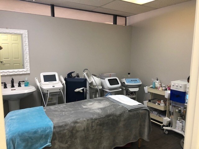 More Photos Of 1416 Campbell Rd, Houston Medical For Lease