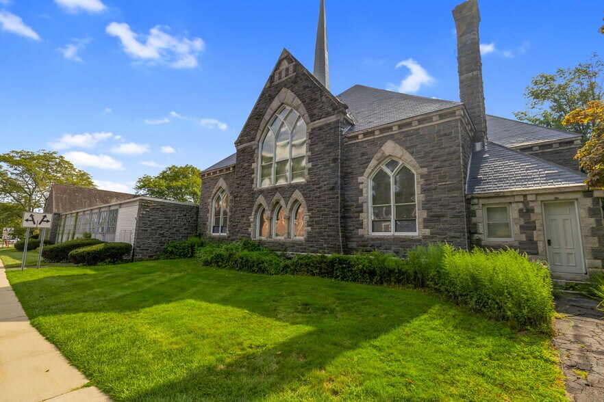 More Photos Of 61 Main St, Unionville Office For Sale