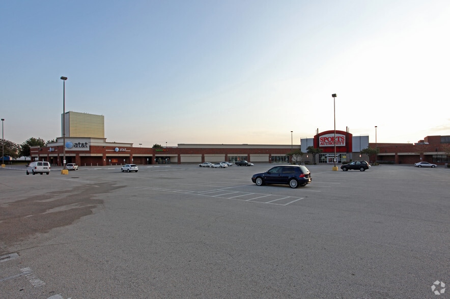 More Photos Of 9100 N Central Expy, Dallas Storefront For Lease