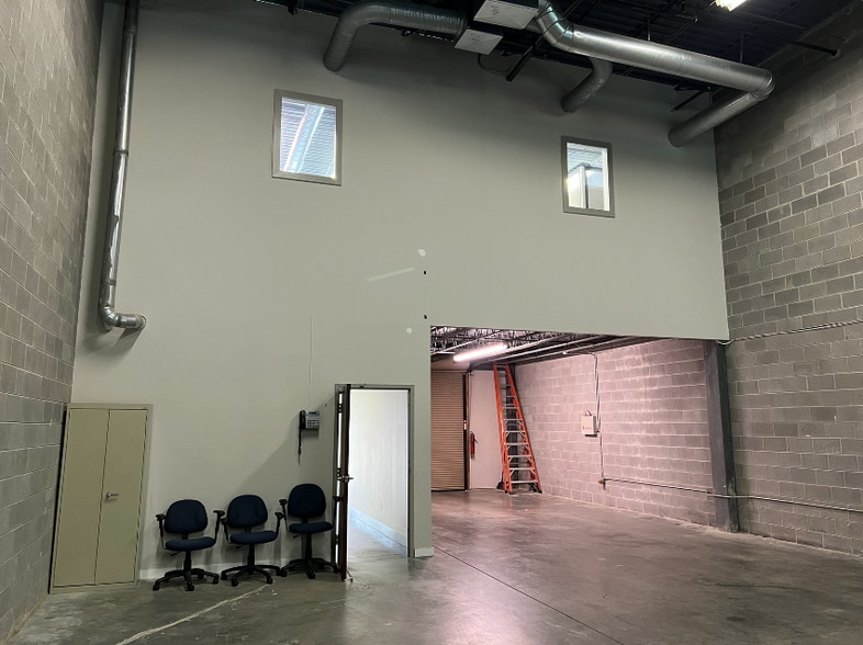 More Photos Of 5292 Oakdale Rd SE, Smyrna Showroom For Lease