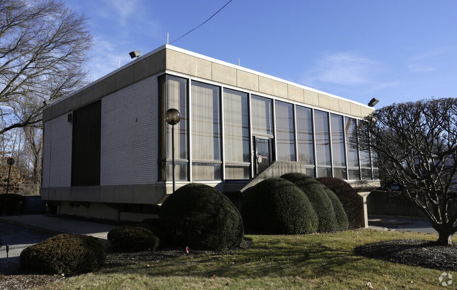 More Photos Of 2921 Middle Country Rd, Lake Grove Bank For Sale