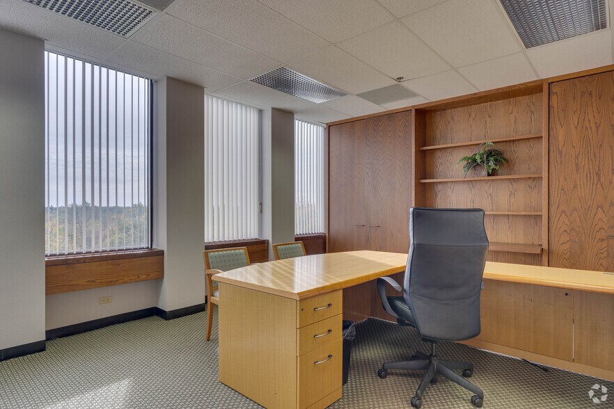 More Photos Of 2000 S Batavia Ave, Geneva Office For Lease