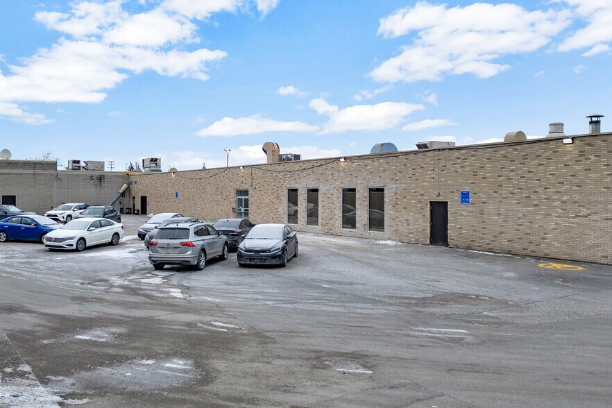 More Photos Of 3545 Boul Dagenais O, Laval Freestanding For Lease