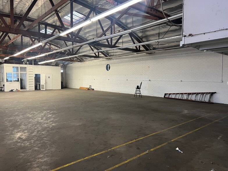 More Photos Of 4440 York Blvd, Los Angeles Manufacturing For Lease