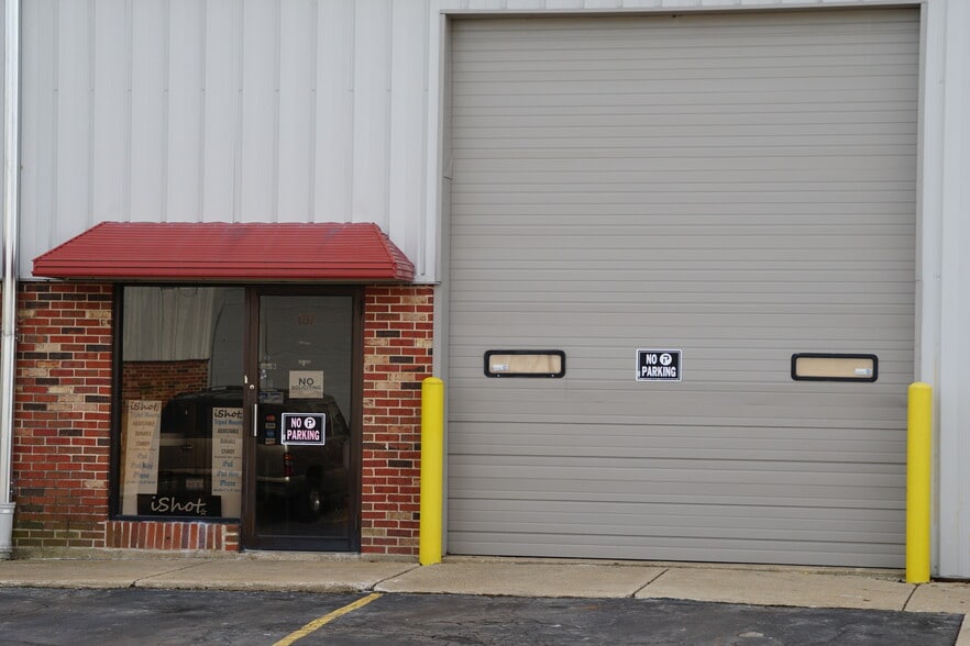 More Photos Of 6813 Hobson Valley Dr, Woodridge Service For Lease