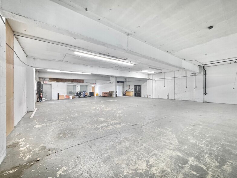 More Photos Of 120 New Hyde Park Rd, Franklin Square Showroom For Lease