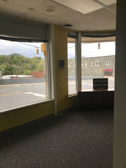 More Photos Of 337 Oak Ave, Spruce Pine Office For Lease