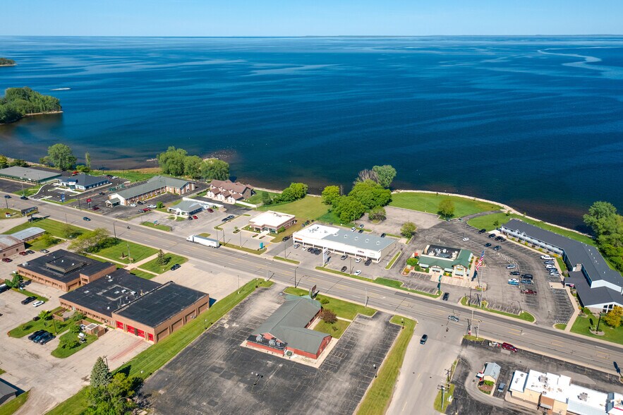 More Photos Of 2305 10th St, Menominee Freestanding For Lease