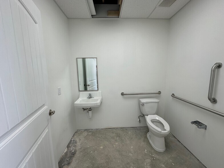 More Photos Of 130 Person St, Fayetteville Storefront Retail Office For Lease