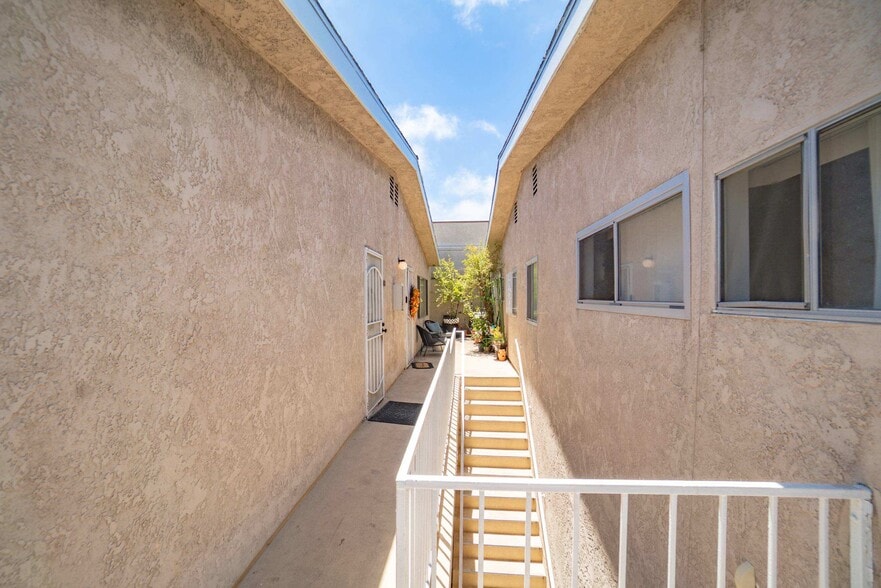 More Photos Of 1090 Redondo Ave, Long Beach Storefront Retail Residential For Sale