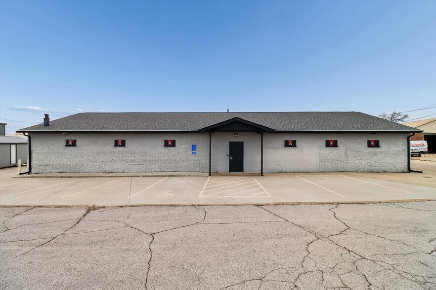Primary Photo Of 1525 E Army Post Rd, Des Moines Auto Repair For Lease