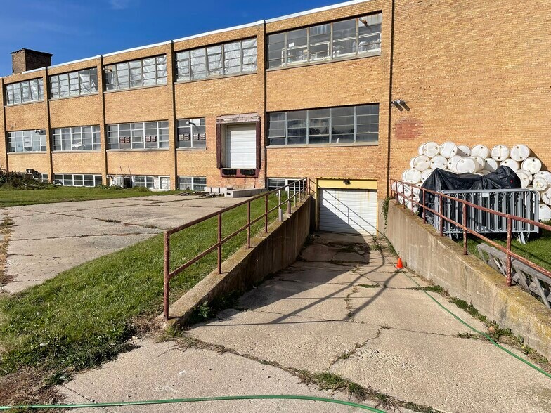 More Photos Of 1600-1660 Pleasant St, Dekalb Manufacturing For Lease