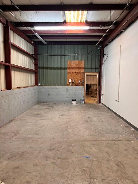 More Photos Of 5387 L B McLeod Rd, Orlando Warehouse For Lease