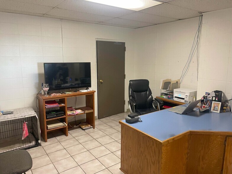 More Photos Of 1914 Whitehead dr, DeWitt Showroom For Sale