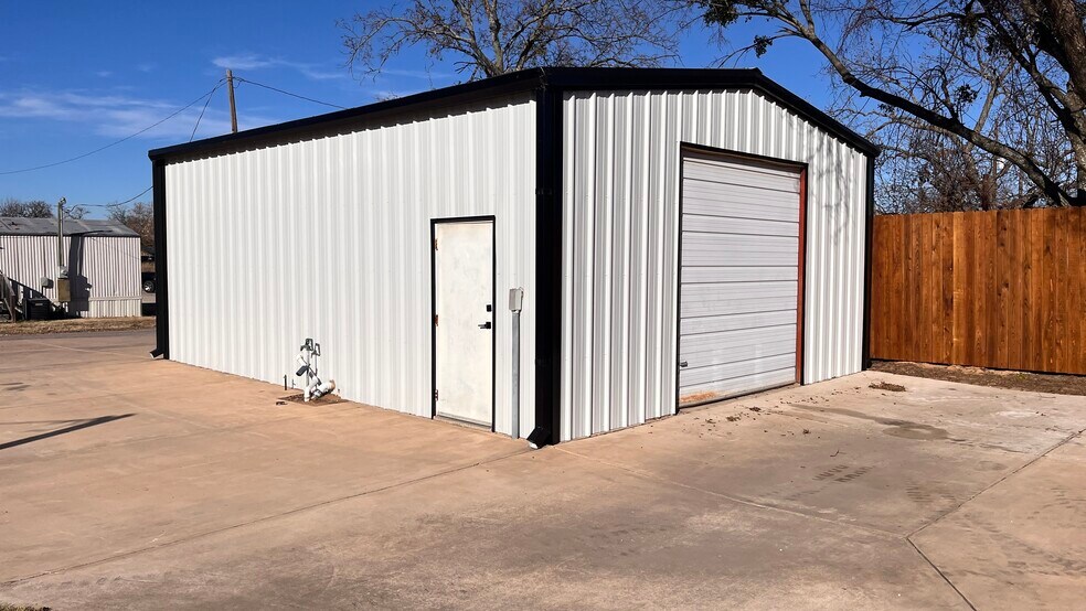 More Photos Of 302 N Main St, Collinsville Light Manufacturing For Lease