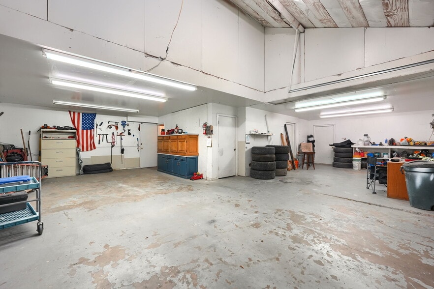 More Photos Of 6812 Avenue K, Plano Flex For Lease