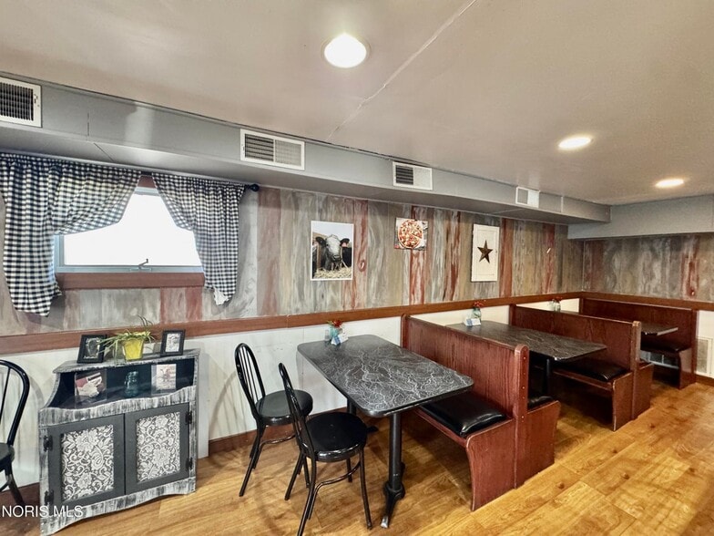 More Photos Of 404 W Vine St, Edgerton Restaurant For Sale