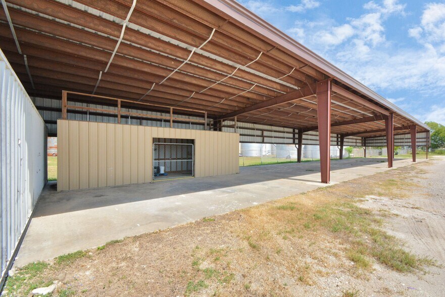 More Photos Of 1500 W Highway 6, Alvin Truck Terminal For Lease
