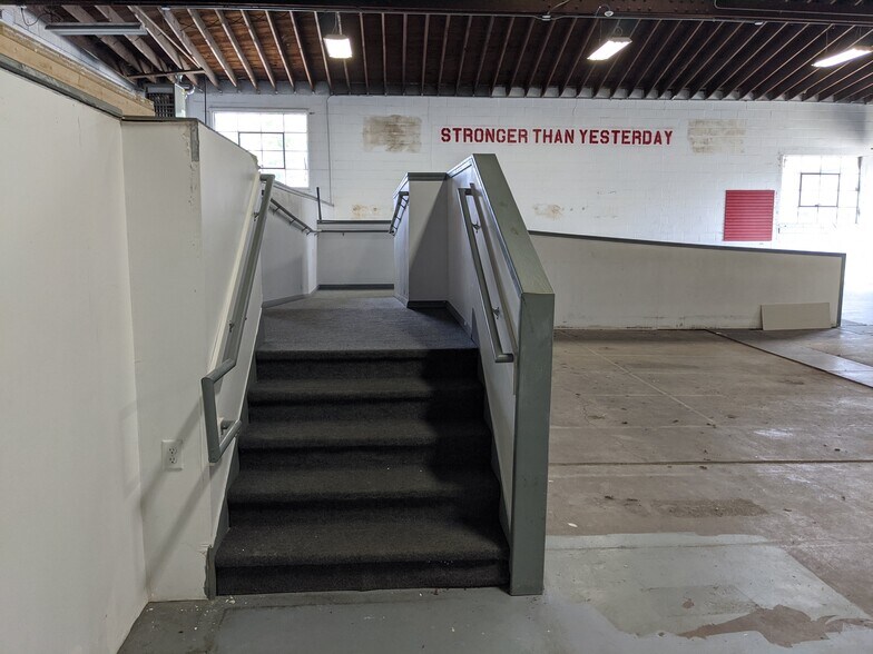 More Photos Of 250 S Kinzie Ave, Bradley Flex For Sale