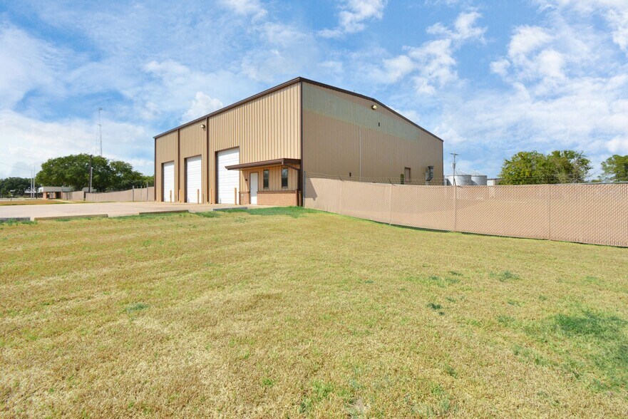 More Photos Of 1500 W Highway 6, Alvin Truck Terminal For Lease