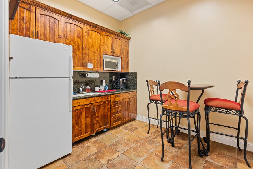 More Photos Of 829 San Benito St, Hollister Office For Sale