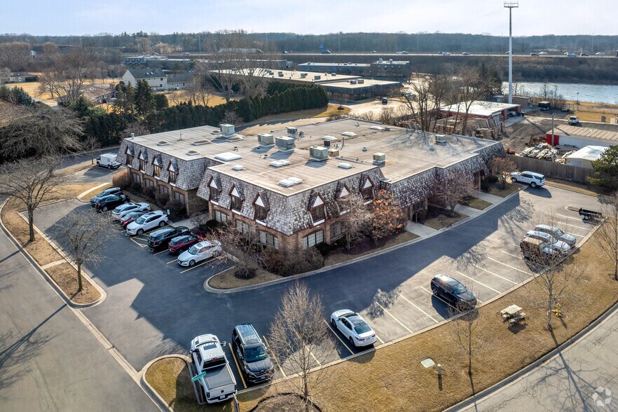 More Photos Of 14047 W Petronella Dr, Libertyville Office For Lease