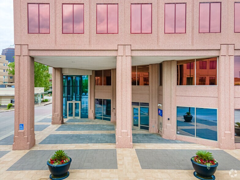 More Photos Of 4717 Grand Ave, Kansas City Office For Lease