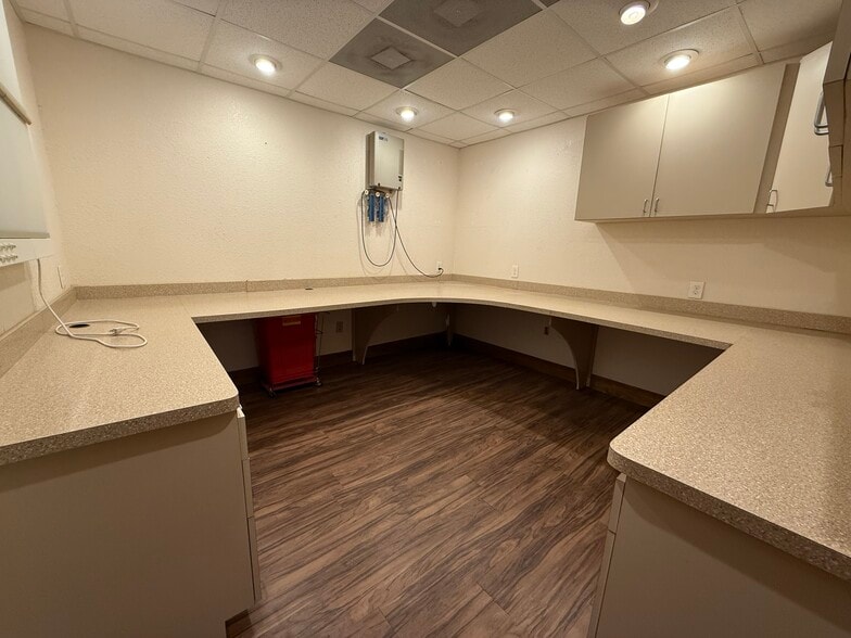 More Photos Of 13904 Lakeshore Blvd, Hudson Office For Sale