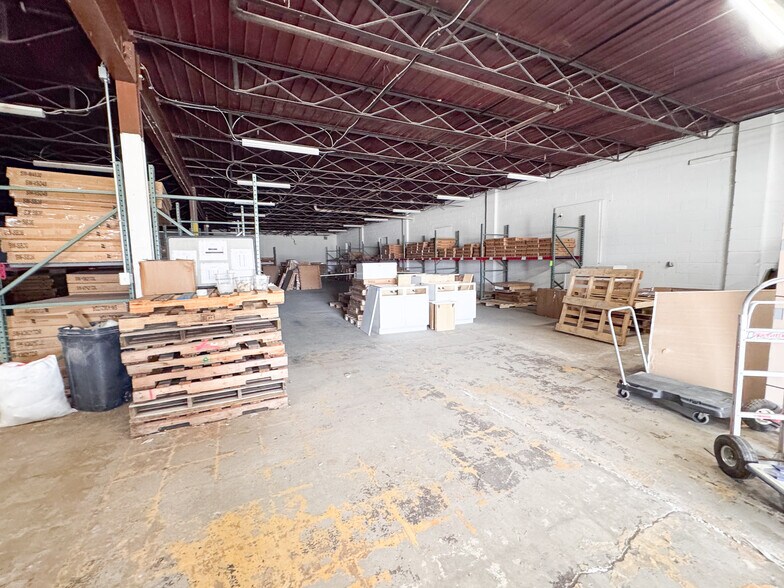 More Photos Of 1516 W Mound St, Columbus Light Distribution For Lease