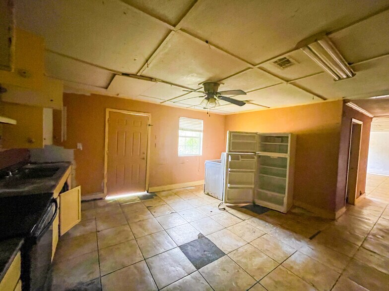 More Photos Of 2305 N Main St, Vidor Flex For Sale