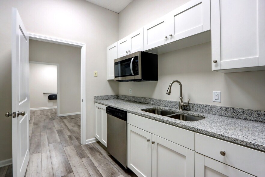 More Photos Of 107 Grand Central Blvd, Pooler Freestanding For Lease